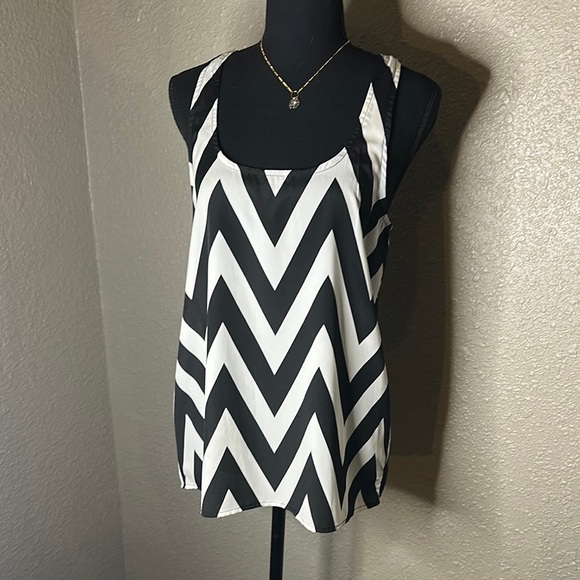Everly Tops - EVERLY Black and White‎ Chevron Women's Top